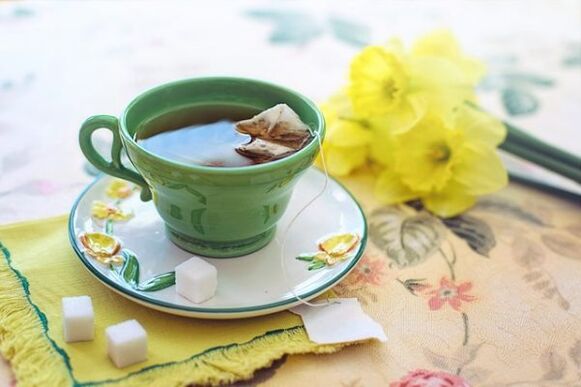 Té verde, decocción de hierbas.